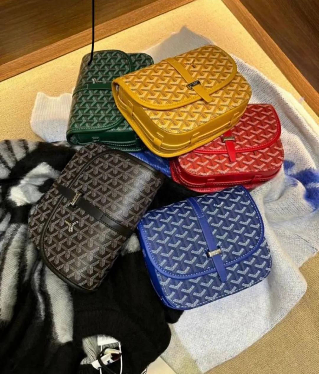 Cross bags and this displayed colors 🛍️ 1