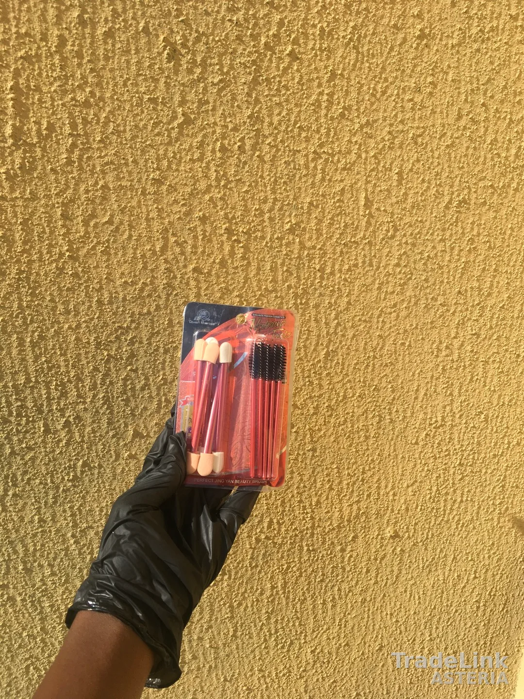 Eye brush